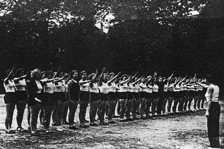 Turnabitur 1944 an der Oldenburger Cäcilienschule beginnend mit dem Hitler-Gruß.