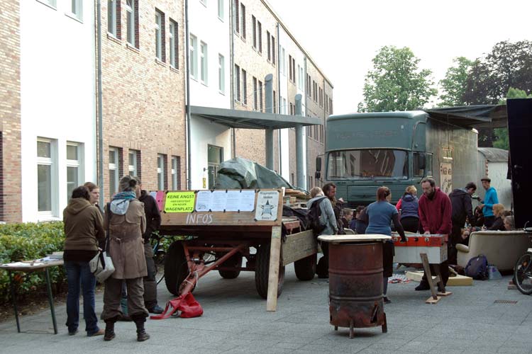 Am gestrigen Donnerstag haben einige Bewohner der Wagenburg mit Gästen vor dem Technischen Rathaus der Stadt ein Camp aufgeschlagen.