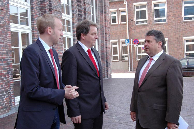 Dennis Rohde, Jürgen Krogmann und Sigmar Gabriel vor der alten Fleiwa.