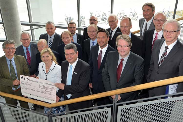 Landrat Jörg Bensberg (3. von rechts) und Oldenburgs Oberbürgermeister Dr. Gerd Schwandner (links) überreichten in Anwesenheit aller Vertreter aus Weser-Ems Uni-Präsidentin Babette Simon einen Scheck über eine Million Euro für die Versorgungsforschung in der Fakultät Medizin.