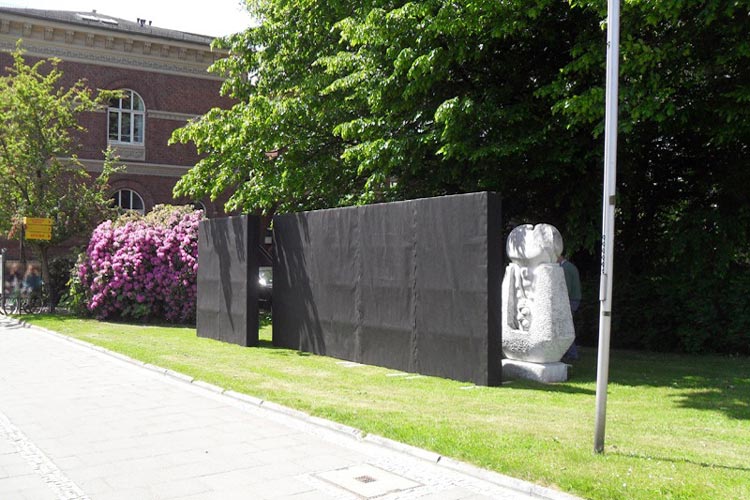 Vor dem Kulturzentrum PFL soll künftig die Gedenkwand stehen. Bei dieser Gedenkwand handelt es sich um einen Computerentwurf.