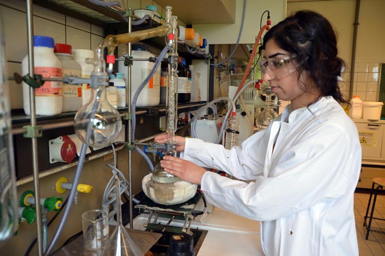 Die 18-jährige Shabnam Fardin-Azari studiert nun doch Chemie, nachdem sie weiß, wie gut ihre Kenntnisse sind.