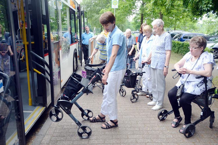 Angela Exner-Wallmeier demonstriert, wie man am sichersten mit dem Rollator in den Bus einsteigt.