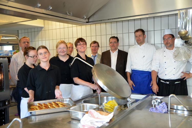 Berndt Wozniak (4. von rechts) und Gerhard Wessels (3. von rechts) gaben für Uwe Kettwich (2. von rechts) und seine neuen Mitarbeiter in der Kantine der Agentur für Arbeit in Oldenburg den offiziellen Startschuss. Foto: Katrin Zempel-Bley Zwölf Menschen mit Behinderungen arbeiten ab sofort in der Kantine, in der Küche und im Service, der Arbeitsagentur in Oldenburg am Stau.