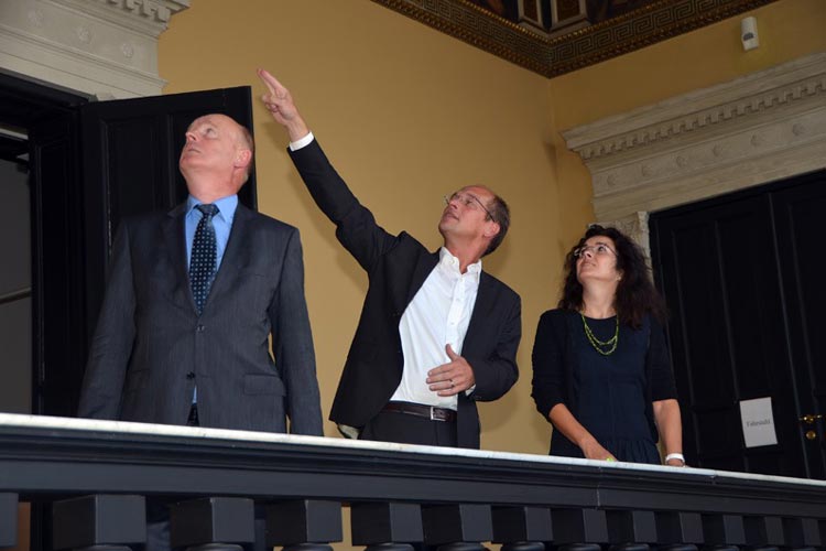 Klaus Wieting und Dr. Rainer Stamm zeigten der Ministerin Gabriele Heinen-Kljajić das Augusteum mit seinem außergewöhnlichen Treppenhaus.