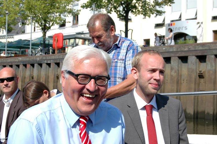 Frank Walter Steinmeier und Dennis Rohde sitzen in einem Boot.