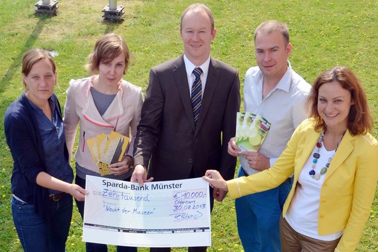 Markus Fettback von der Sparda Bank in Oldenburg überreichte den Oldenburger Museumsvertretern Lena Nietschke, Birgit Neuhäuser, Jörg Kinner und Annette Boegl 10.000 Euro für die Lange Nacht der Museen.