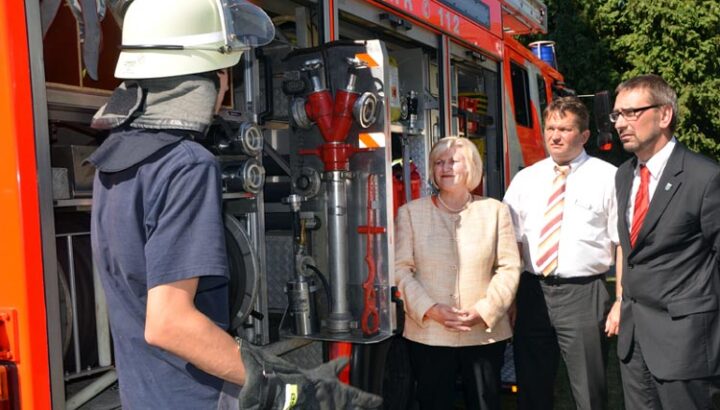 cornelia-rundt-mit-feuerwehrauto