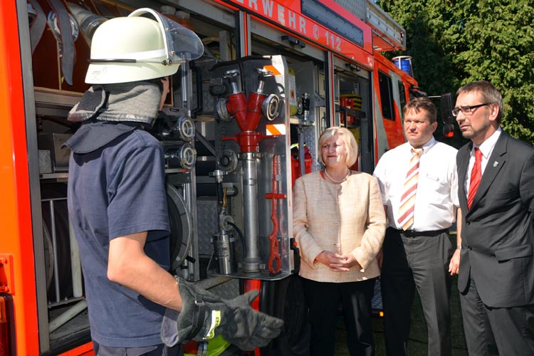 Sozialministerin Cornelia Rundt ließ sich in Gegenwart von BVO-Verbandsgeschäftsführer Frank Diekhoff und BVO-Verbandsvorsitzendem Sven Ambrosy von einem Feuerwehrmann moderne Feuerwehrtechnik erklären.