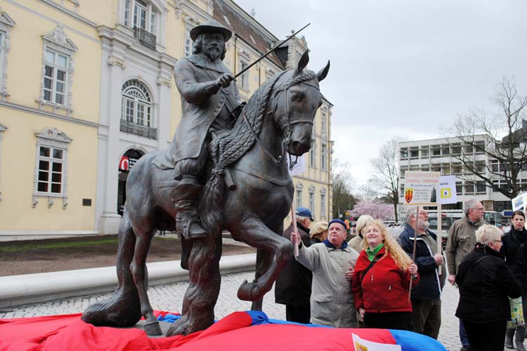 Das bronzene Reiterstandbild des Grafen Anton Günther auf seinem Lieblingspferd Kranich probeweise auf dem Schlossplatz rief Befürworter und Gegner hervor.