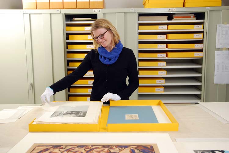 Anna Heckötter bei der Sichtung der Grafischen Sammlung.
