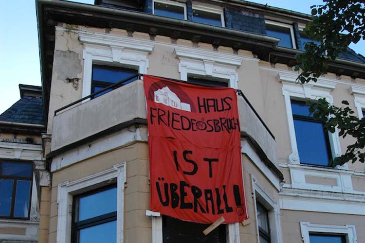 Unter dem Motto Haus Friedensbruch ist überall wollten Aktivisten offensichtlich auf Leerstände in Oldenburg aufmerksam machen.