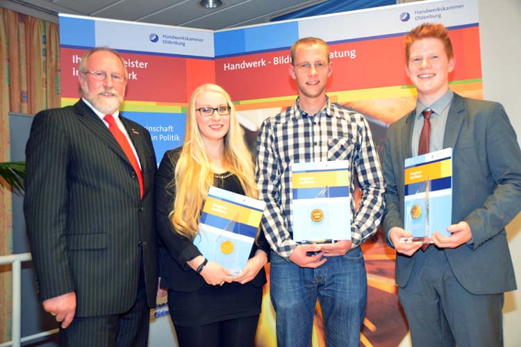 Die Kammersieger aus der Stadt Oldenburg (von links): Laura Klinge, Fachverkäuferin im Lebensmittelhandwerk Konditorei, Frederic Driessen, Informationselektroniker im Schwerpunkt Geräte- und Systemtechnik, Moritz Kuck Konditor, und nicht auf dem Foto Fynn Ellberg, Systemelektroniker Universität Oldenburg.