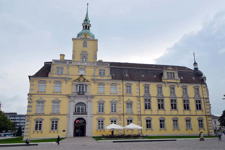 Der Schlossturm des Oldenburger Schlosses wird ab sofort saniert.