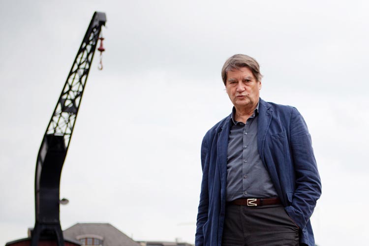 Roger Fritz fotografiert von Verena Brandt im Oldenburger Hafen mit seinem alten Kran.