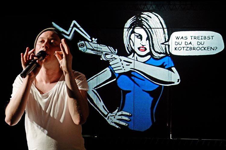 Das Junge Staatstheater feierte die Premiere des Stücks Superhero: Donald Delpe entwirft Comichelden und wünscht sich nichts mehr als Sex.