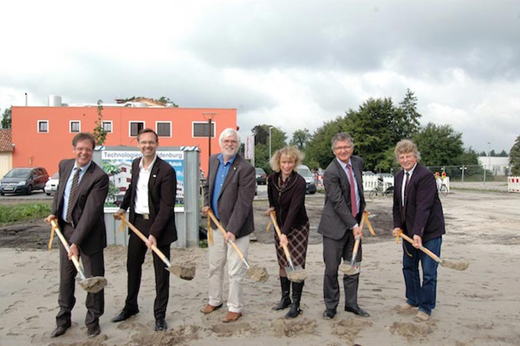 Wirtschaftsförderer Klaus Wegging, TGO-Chef Jürgen Bath, Investor Heinz Gottwald, Architektin Imke Koring, Oberbürgermreister Dr. Gerd Schwandner und Investor Michael Remmers beim ersten Spatenstich für das TPO.