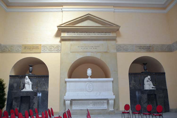 hDas sanierte herzogliche Mausoleum auf dem Oldenburger Gertrudenkirchhof mit der Grabstätte des Herzogs, seiner Frau und dem tot geborenen Kind.