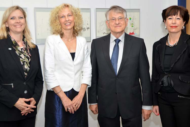 Uni-Präsidentin Prof. Dr. Babette Simon, Klaus von Klitzing und Dr. Stephanie Abke von der EWE-Stiftung gratulierten Kerstin Gleine, die für ihren engagierten MINT-Unterricht ausgezeichnet wurde.