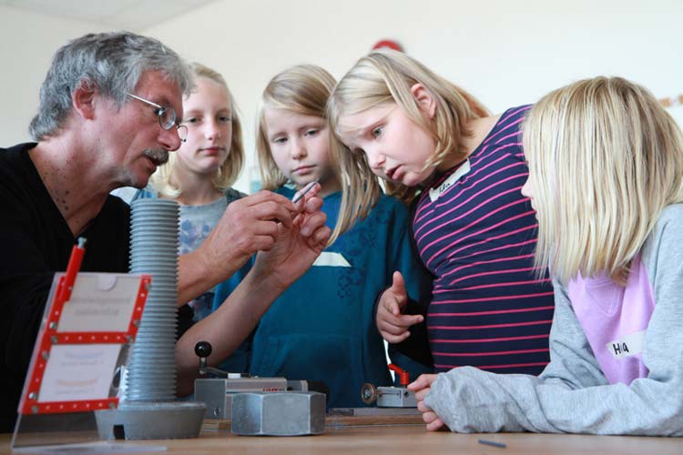 Von Technikangst keine Spur – im außerschulischen Lernort an der Jade Hochschule bearbeiten Mädchen und Jungen mit großer Begeisterung technische Fragestellungen aus der Realität.
