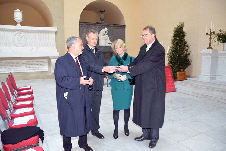 Das Mausoleum soll auch der Öffentlichkeit zugänglich gemacht werden. Bei der Schlüsselübergabe: Landschaftspräsident Thomas Kossendey, Architekt Artur Saathoff, Christian Herzog von Oldenburg und seine Frau Caroline.