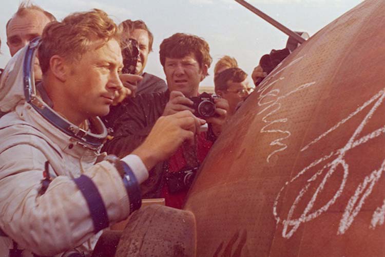 Sigmund Jähn gleich nach der Landung der Kapsel in der Steppe. width=