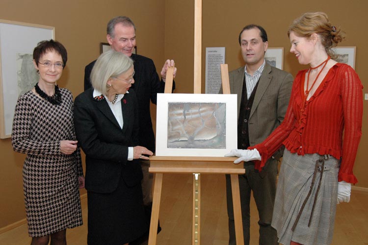 Der Bestand des Horst-Janssen-Museums ist um ein Werk reicher: Die frühe Landschaftszeichnung Ornakärr wurde als Dauerleihgabe überreicht.