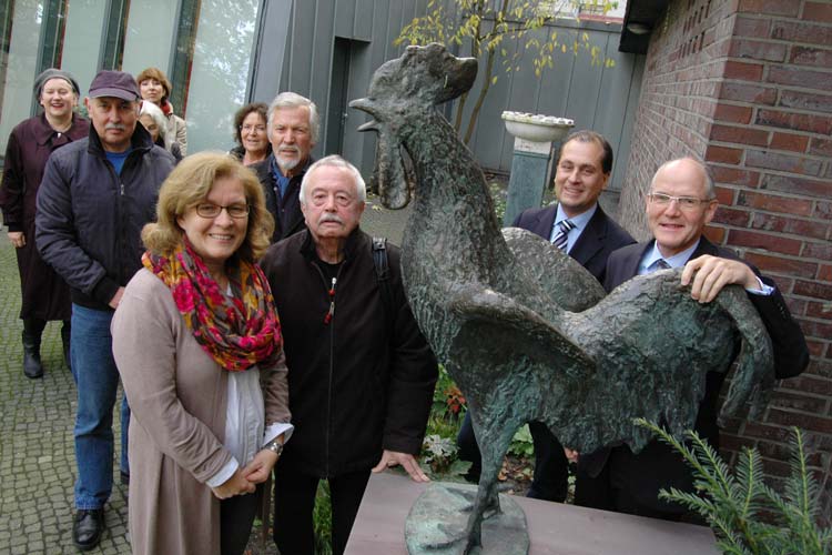 Die Bronzeskulptur Der Hahn hat eine neue Heimat im Museumsgarten des Oldenburger Stadtmuseums und des Horst-Janssen-Museums eingenommen.