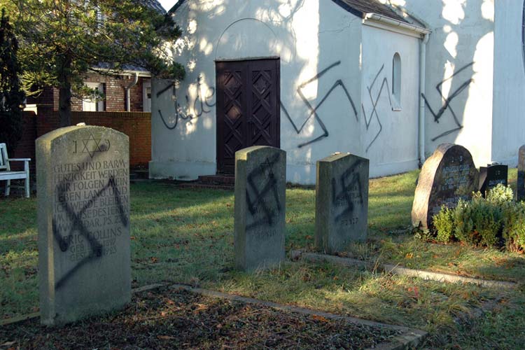 Erneut wurde der jüdische Friedhof in der Dedestraße in Oldenburg-Osternburg von Nazis heimgesucht. Acht Gräber und die Trauerkapelle wurden mit Hakenkreuzen und dem Wort Jude beschmiert. Das bemerkte am vergangenen Sonntag ein Besucher.