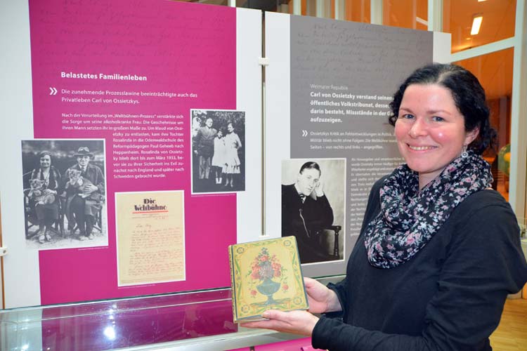 Kuratorin Alexandra Otten mit dem Erinnerungsbuch von Carl von Ossietzky.
