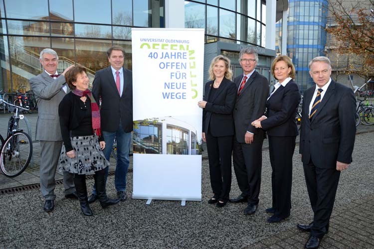UGO-Vorsitzender Michael Wefers, die Jubiläumsbotschafter Dr. Thea Dückert und Jürgen Krogmann, Uni-Präsidentin Dr. Babette Simon, Oldenburgs Oberbürgermeister Dr. Gerd Schwandner, Botschafterin Maria Bruns und Jörg Waskönig, Vorsitzender des Hochschulrats, (von links) laden die Region zum 40. Geburtstagsfest der Universität Oldenburg ein.