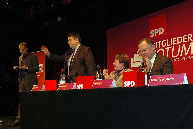 SPD-Parteichef Sigmar Gabriel informierte die SPD-Mitglieder aus dem Bezirk Weser-Ems über den mit der CDU ausgehandelten Koalitionsvertrag. Schützenhilfe leisteten die SPD-Fraktionsvorsitzende im Niedersächsischen Landtag, Johanne Modder, und Ministerpräsident Stephan Weil. Der SPD-Bundestagsabgeordnete Dennis Rohde moderierte den Abend.