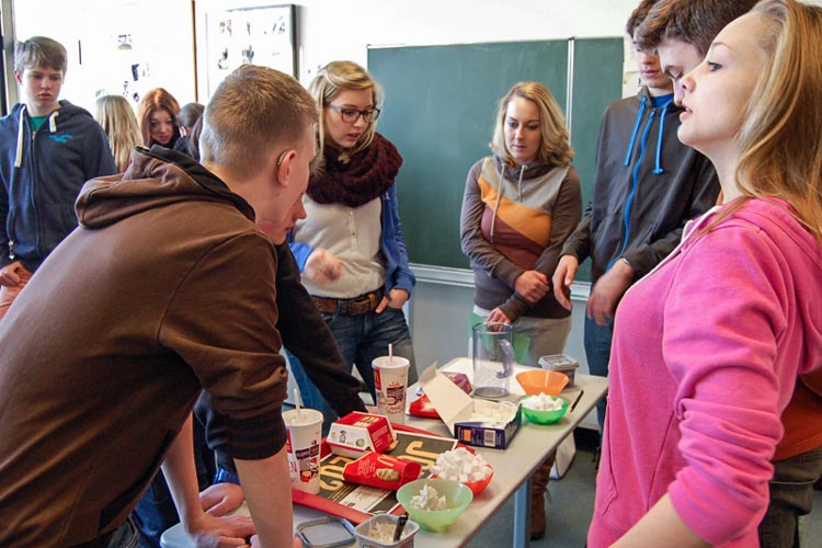 Die Schülerinnen der Krankenpflegeschule Lea Seeberg und Elena Simon erklärten den Achtklässlern anhand eines Fast-Food-Menüs, wie viel Fett und Zucker sich in einer Cola und einem Hamburger verstecken.