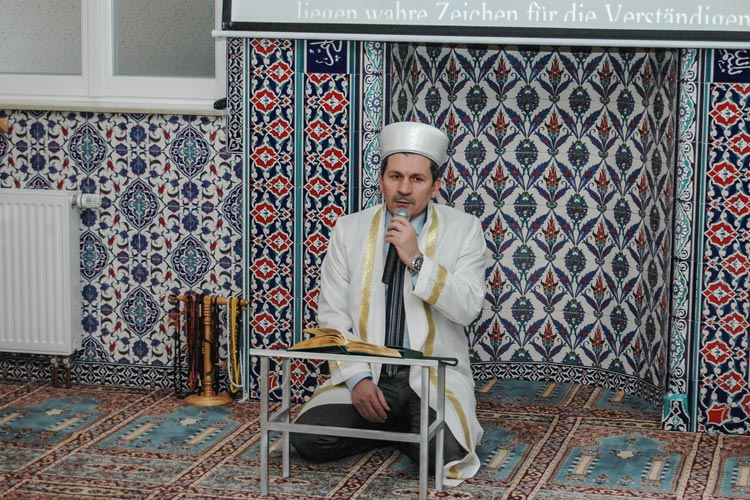 Imam Abidin Cosar zitierte in der Haci Bayram Moschee der Türkisch-islamischen Gemeinde Oldenburg aus dem Koran.