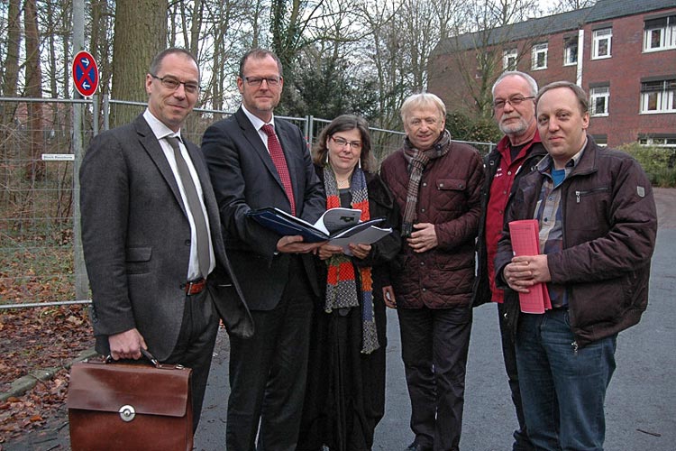 Architekt Jörg Schneider, KJK-Geschäftsführer Axel Weber, Kinder- und Jugendpsychiaterin Bettina Hackenbroch-Hicke (designierte Leiterin der neuen Jugendforensik), Chefarzt Dr. Joachim Dedden, Pflegedienstleiter Holger Bruns und der Sicherheitsbeauftragte Wolfgang Holzenkamp (von links) stellten heute das Bauprojekt vor.