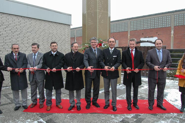 Vorstandsmitglied des DITIB Oldenburg, Mehmet Gürsoy, Imam Abidin Cosar, der Religionsattachée Abdullah Gümüssoy, Dr. Bekir Alboga vom DITIB, Oberbürgermeister Gerd Schwandner, der türkische Generalkonsul Mehmet Günay, GSG-Geschäftsführer Stefan Könner und der Gemeindevorsitzende Mehmet Aydin weihten das erste Minarett in Oldenburg offiziell ein.