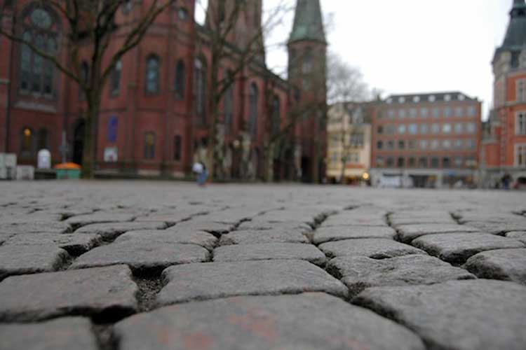 Für Rollstuhlfahrer ist das Pflaster des Oldenburger Marktplatzes nicht befahrbar.