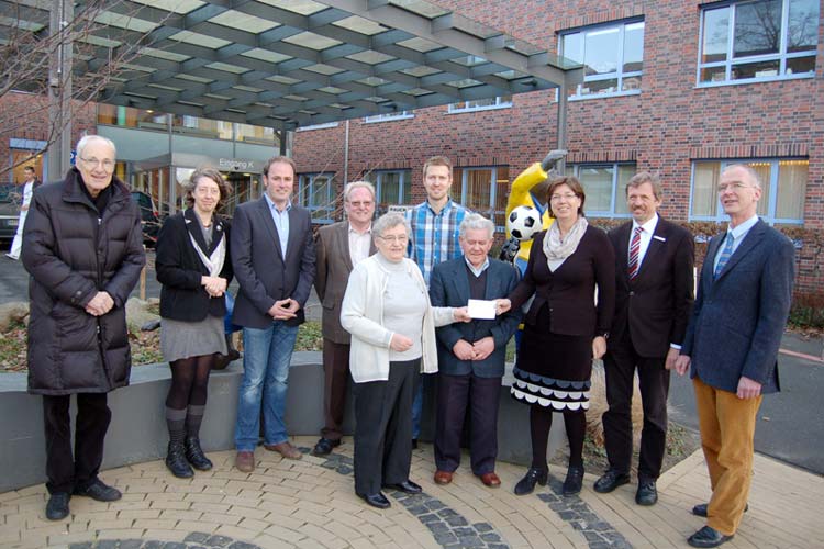 Hanna und Frerk Siwek (6. und 4. von rechts) überreichten den letzten Scheck an die stellvertetende Geschäftsführerin Martina Heyen (3. von rechts) im Beisein (von rechts) von Prof. Dr. Christoph Korenke (Direktor in der Kinderklinik), Arno Schilling (Bürgermeister Bad Zwischenahn), Philipp Linnemann (Schulleiter Christophorus-Schule Bad Zwischenahn), Friedhelm Logemann (Vorsitzender Bürgerverein Petersfehn e.V), Jörn Gruse (Schulleiter Grundschule Petersfehn), Anke Berghoff (stellv. Pflegedienstleitung Kinderklinik) und Prof. Dr. Jürgen Drescher (ehem. Direktor in der Kinderklinik).