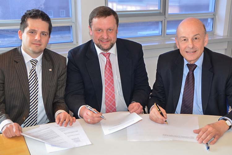 Prof. Dr. Sebastian Lehnhoff, Prof. Thomas Wegener, iro-Vorstandsmitglied, und Offis-Vorstand Prof. Dr. Hans-Jürgen Appelrath unterzeichneten einen Kooperationsvertrag.