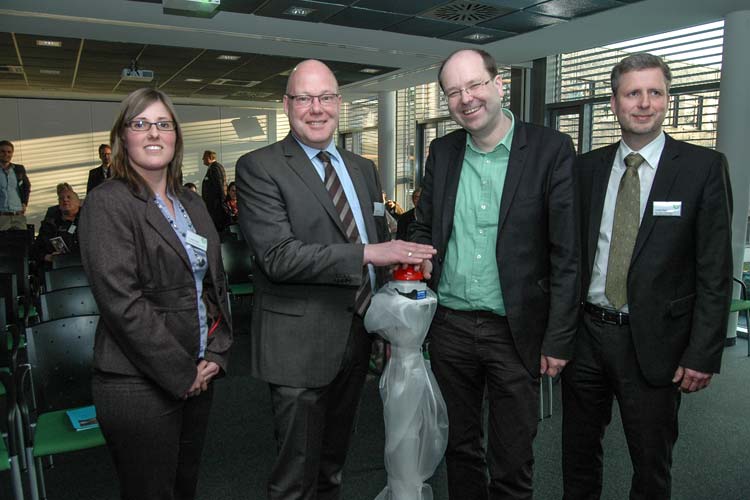 Hedda Schadtke (Forschungsprojekt „nordwest2050“), Dirk Warnecke (eks), Landwirtschaftsminister Christian Meyer und Christian Tönne (Geschäftsführer der ecco ecology + communication Unternehmensberatung GmbH) drückten gemeinsam den Netzwerk-Startknopf für NordWest isst besser.