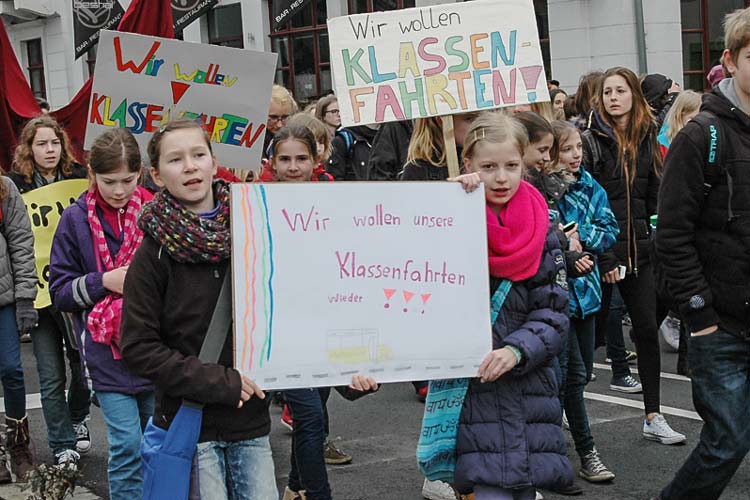 Rund 3500 Schüler protestierten heute in Oldenburg gegen die Streichung der Klassen- und Kursfahrten an Gymnasien.