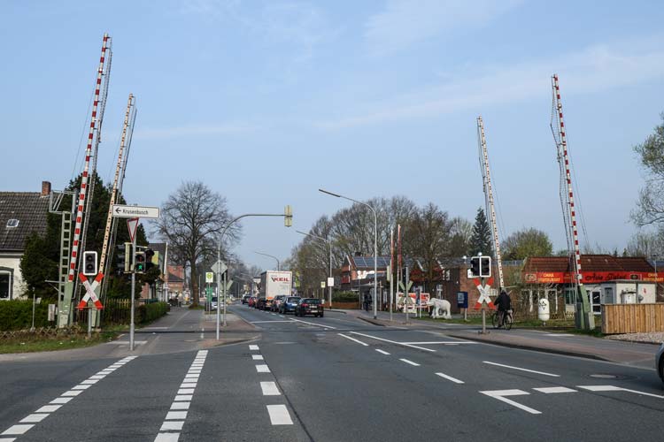 Mit Verkehrsbeeinträchtigungen für die Autofahrer und Lärm für die Anwohner muss während der Gleisarbeiten an den Bahnübergängen in der Bremer Heerstraße gerechnet werden.