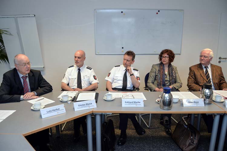 Lutz Herbst, Polizeikommissar Günter Bleick, Leitender Polizeidirektor Eckhard Wache, Stadträtin Silke Meyn und Horst Hullmann, Fachdienstleiter Sicherheit und Ordnung bei der Pressekonferenz zur Allgemeinverfügungen gegen den Car-Freitag in Oldenburg.