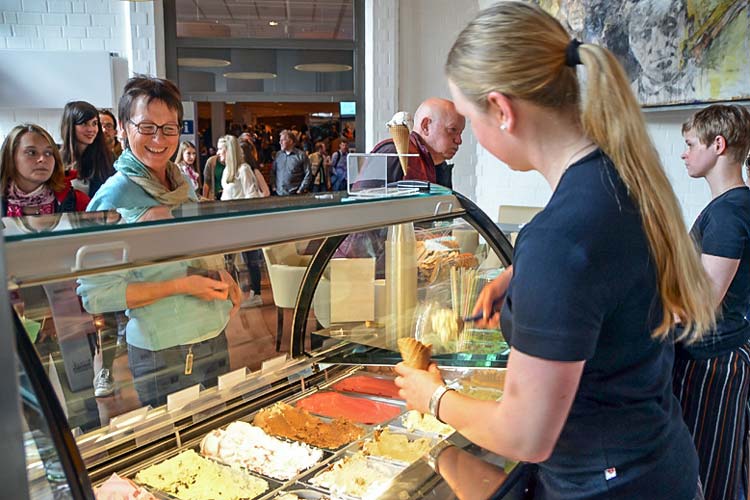Großer Andrang herrschte heute nach der Eröffnung der Eisdiele an der Universität Oldenburg.