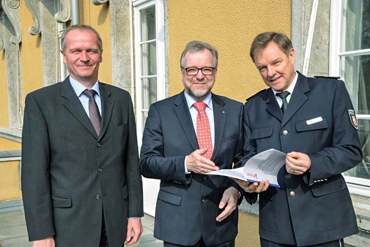 Thomas Kues, Johann Kühme und Dieter Buskohl (von links) stellten gestern die Kriminalstatistik der Polizeidirektion Oldenburg vor.