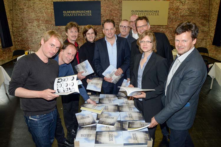 Stellten das neue Spielzeitheft Theater Magazin vor: Marc-Oliver Krampe, Thomas Honickel, Generalmusikdirektor Roger Epple, Steffi Turre, Generalintendant Christian Firmbach, Herwig Dust, Burkhard Nemitz, Oberspielleiter Peter Hailer, Gesche Gloystein und Matthias Grön.