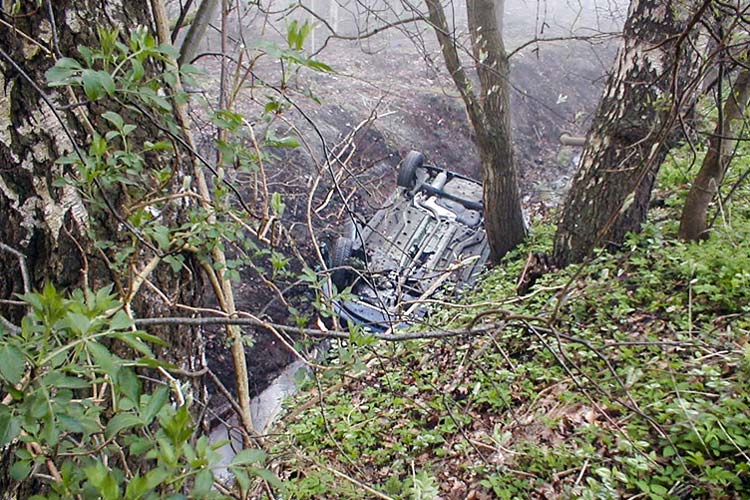 Ein außergewöhnlicher Verkehrsunfall beschäftigte die Polizei in Oldenburg. Ein PKW war in einen drei Meter tiefen Graben gerutscht.