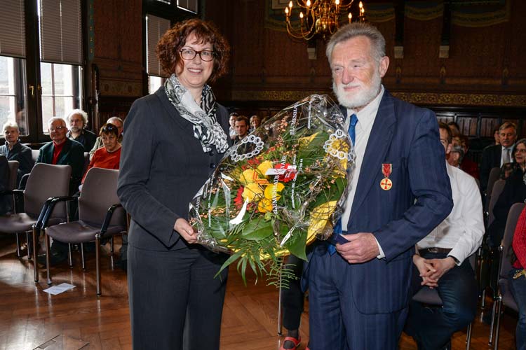 Stadträtin Silke Meyn überreichte die Verdienstmedaille an Roland Neidhardt.
