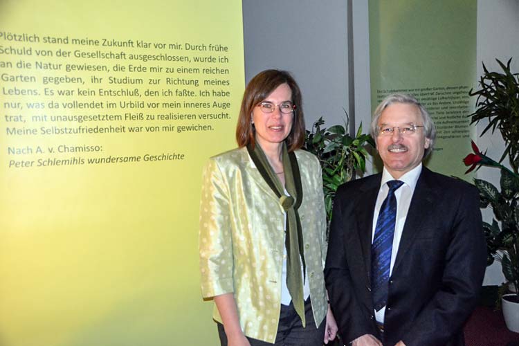 Corinna Roeder, Leiterin der Landesbibliothek, konnte Prof. Dr. Detlef Haberland als Kurator für die Ausstellung gewinnen.