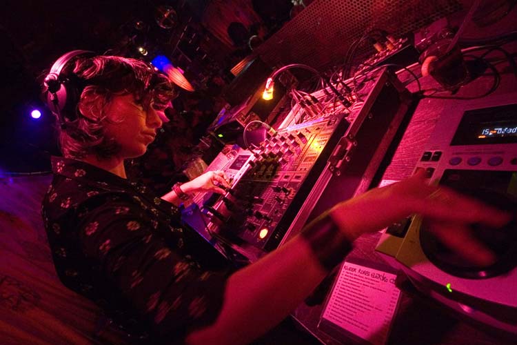 DJane Ipek Ipekcioglu dreht bei Night oft the Pride den Plattenteller.